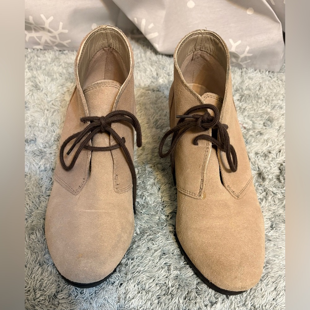 Crocs LEIGH SUEDE WEDGE BOOTIE - TAN Size 7.5